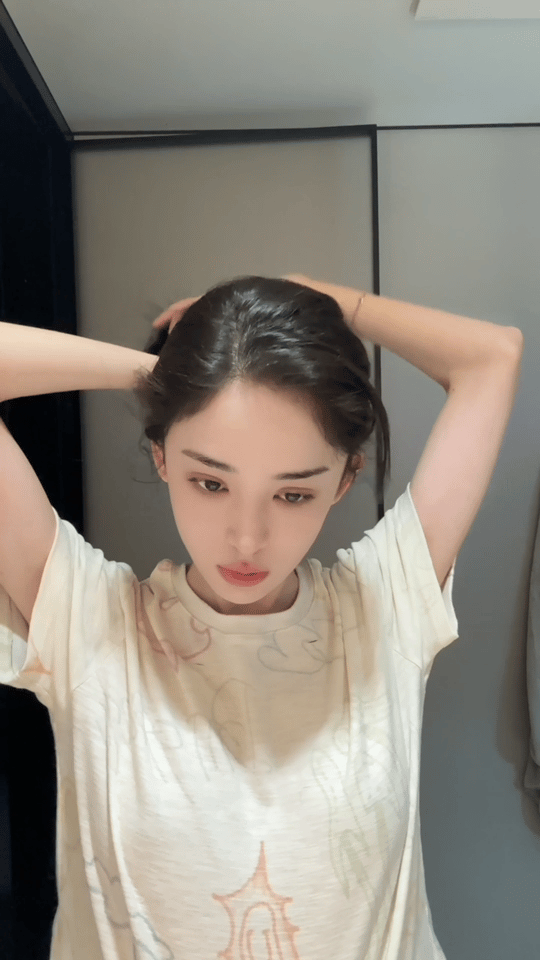娜扎这一大早忙叨的娜扎这素颜出镜的皮肤依旧吹弹可破，这晨间护肤routine看