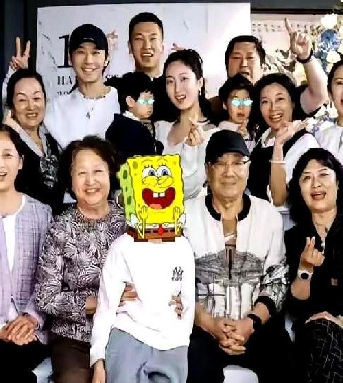 离婚对于许多人而言，是一段关系的终点。但在杨颖和黄晓明的故事里，它却展现了另一种