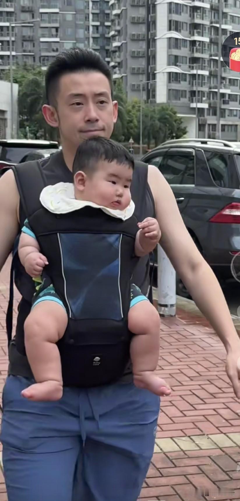 黄镇廷一有时间就带娃。黄镇廷也是人生赢家啊，有漂亮的媳妇儿，还儿女双全，事业也