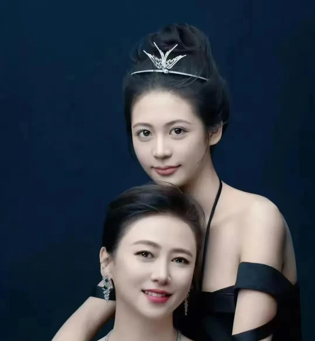 翁虹母女和李湘母女的对比，谁看起来更顺眼一些？从照片上看，无论是颜值还是气质，