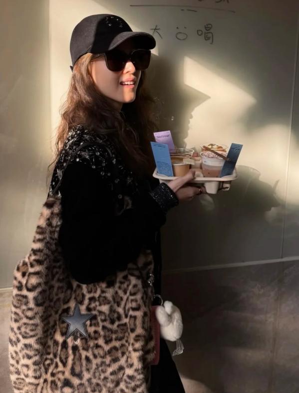 奶茶妹妹章泽天的最新照片，似乎是跟朋友一起喝咖啡
