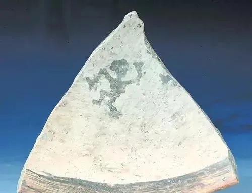 这是一个确凿无疑的文字，而且就是有虞氏的“虞”字！虞，本作吴，<em>吴国</em>的吴，<em>吴越</em>的吴