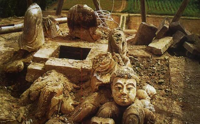 1990年，一工人爬上银川一座古塔，意外发现一孔洞中放满珠宝，他连忙放进口袋。突