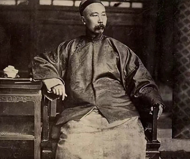1859年，左宗棠连夜逃亡，赶往巡抚胡林翼营中避难。然而，胡林翼却对他说：“皇上