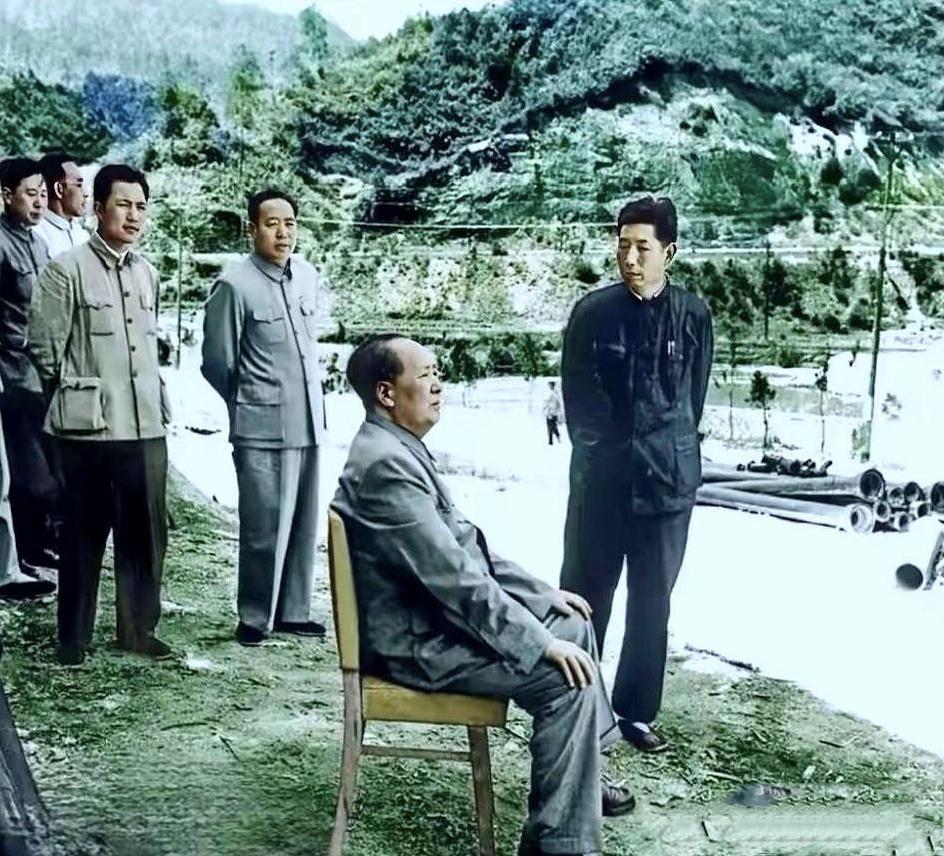 1965年5月，72岁的毛主席重上井冈山。在黄洋界，工作人员想搀扶他，被他轻轻推