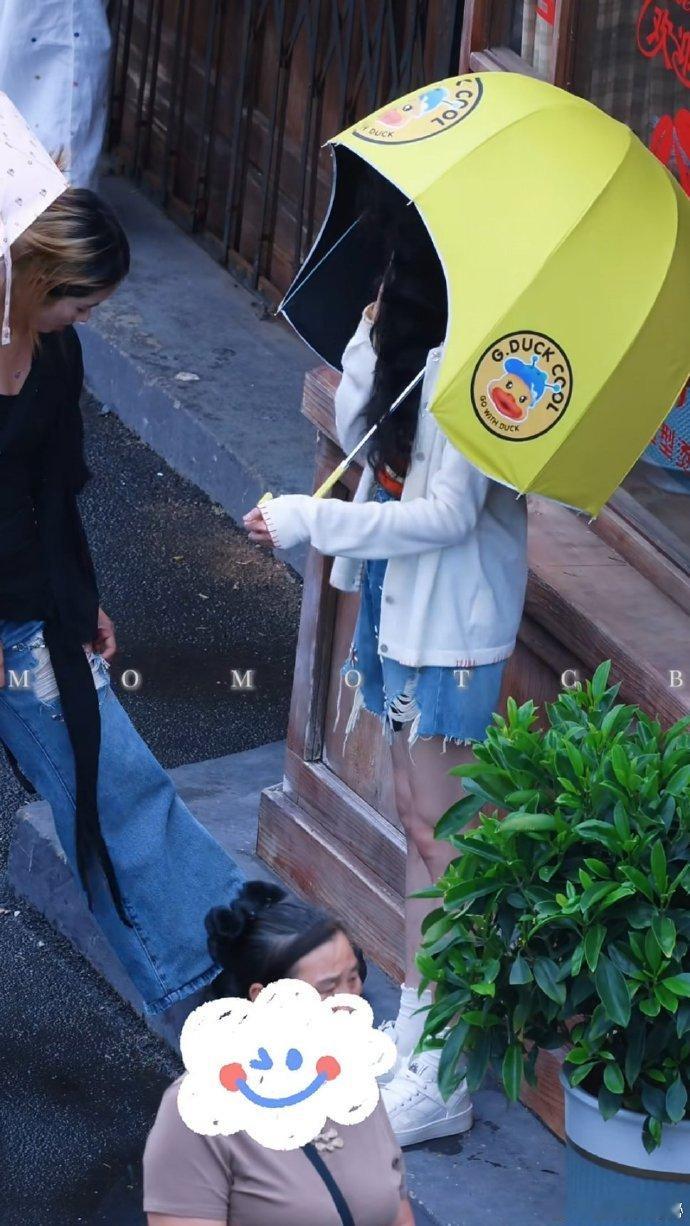 关晓彤栗米摇关晓彤跳栗米摇，这是什么梦幻联动！光是背影就已经让人疯狂，好想知道