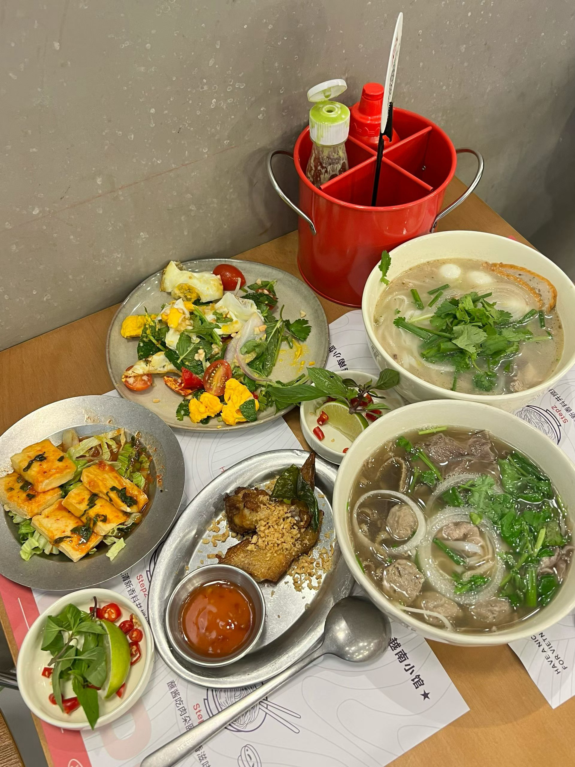 你们晚上吃什么？越南虽然鱼生比较生猛，但越南粉还是挺好吃的😋