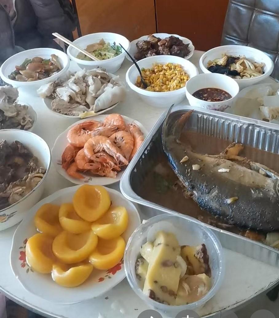 我的年夜饭是不是已经超过了80%的人家，有鸡，有鱼，有肘子，有大虾，还有猪蹄子。