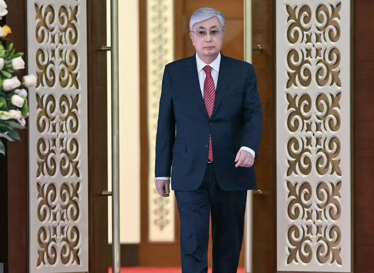 哈萨克斯坦总统托卡耶夫说：“伊朗总统并没有完全掌握实权。”因为伊朗是宗教机构