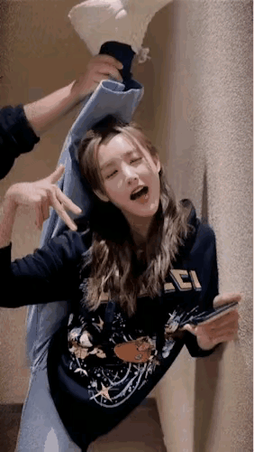 李一桐的舞蹈功底非常扎实！帮她掰腿的是金晨！