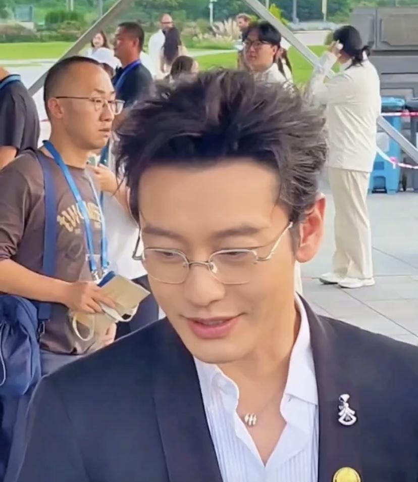 黄晓明参加活动是真的帅！就说2025导演之夜，他西装笔挺，大长腿在人群里超显眼