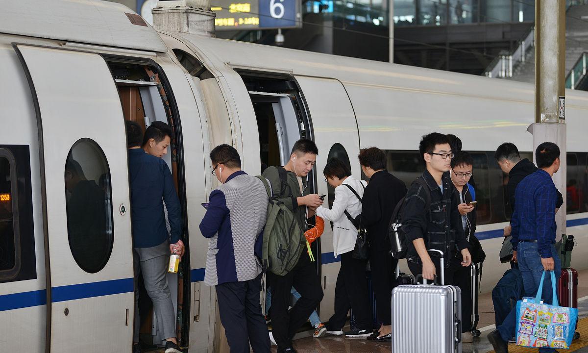 “中国人坐不起高铁抢搭绿皮火车！”今年年初，美国媒体再次造谣中国，结果被台湾专家