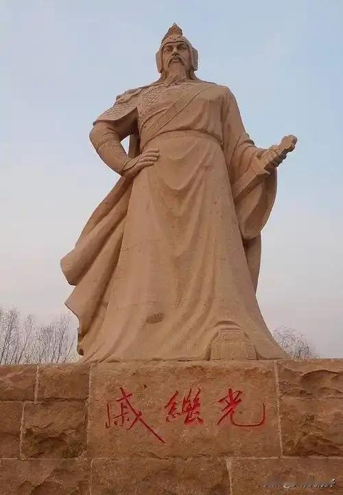 戚家军与倭寇激战，一名倭贼头目企图和戚家军单挑，戚继光当场脱下自己穿的银铠，表示