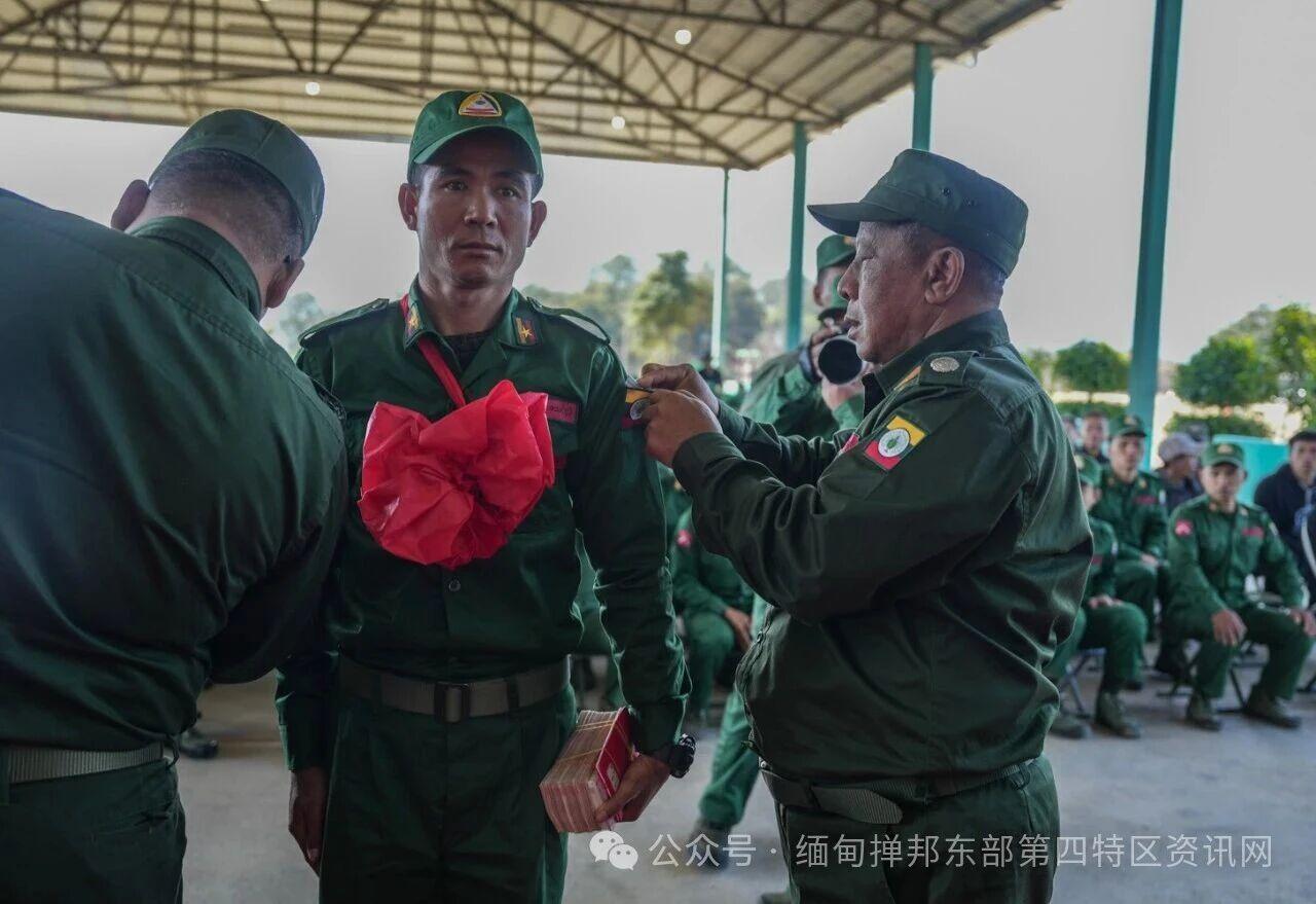 勐拉同盟军退伍费是重男轻女？图一和图四是勐拉军男兵，至少是五万人民币的退伍费