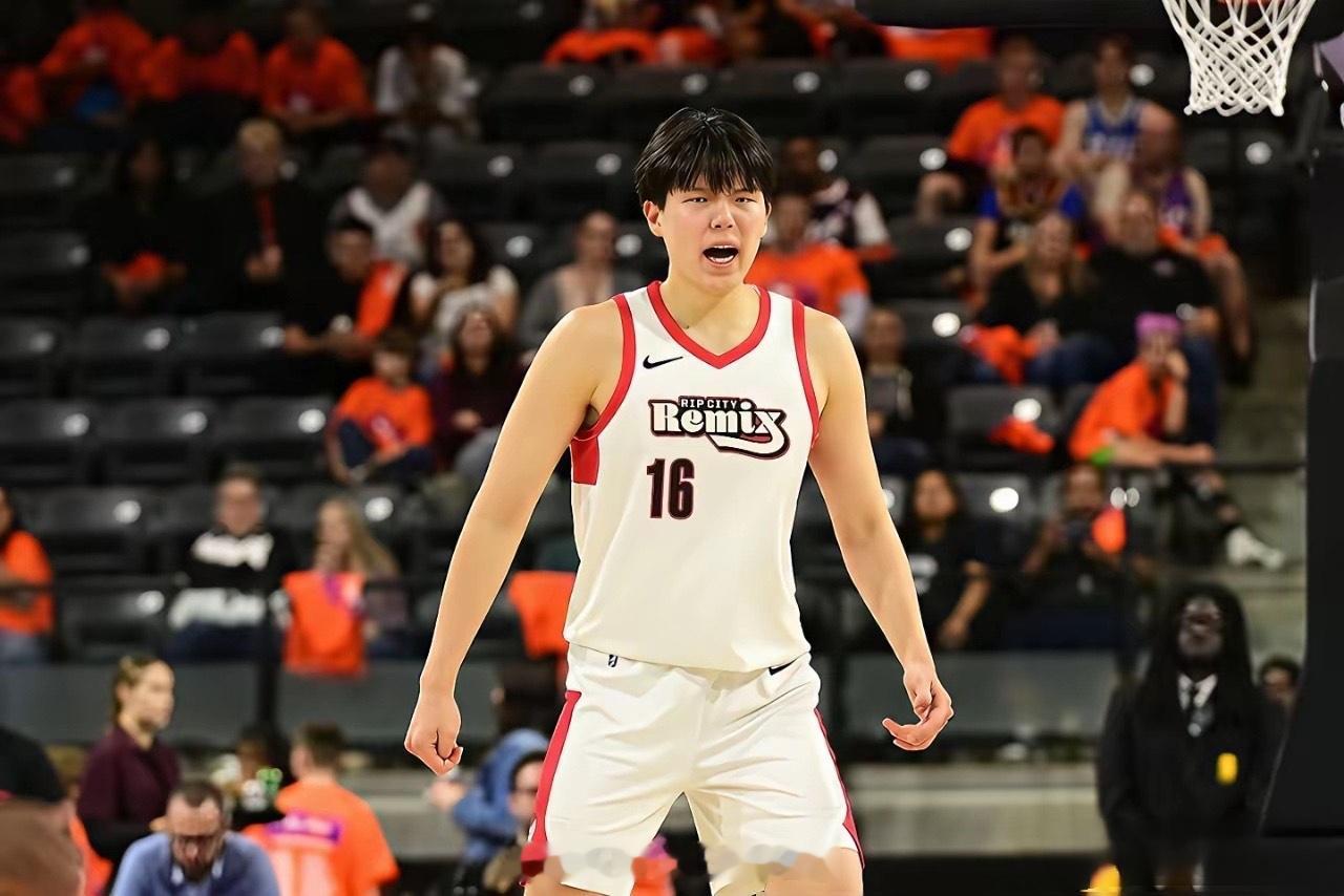 杨在发展联盟拿20分那场比赛，场边其他人都乐呵呵，唯独斯普利特扭头玩手机，还一脸