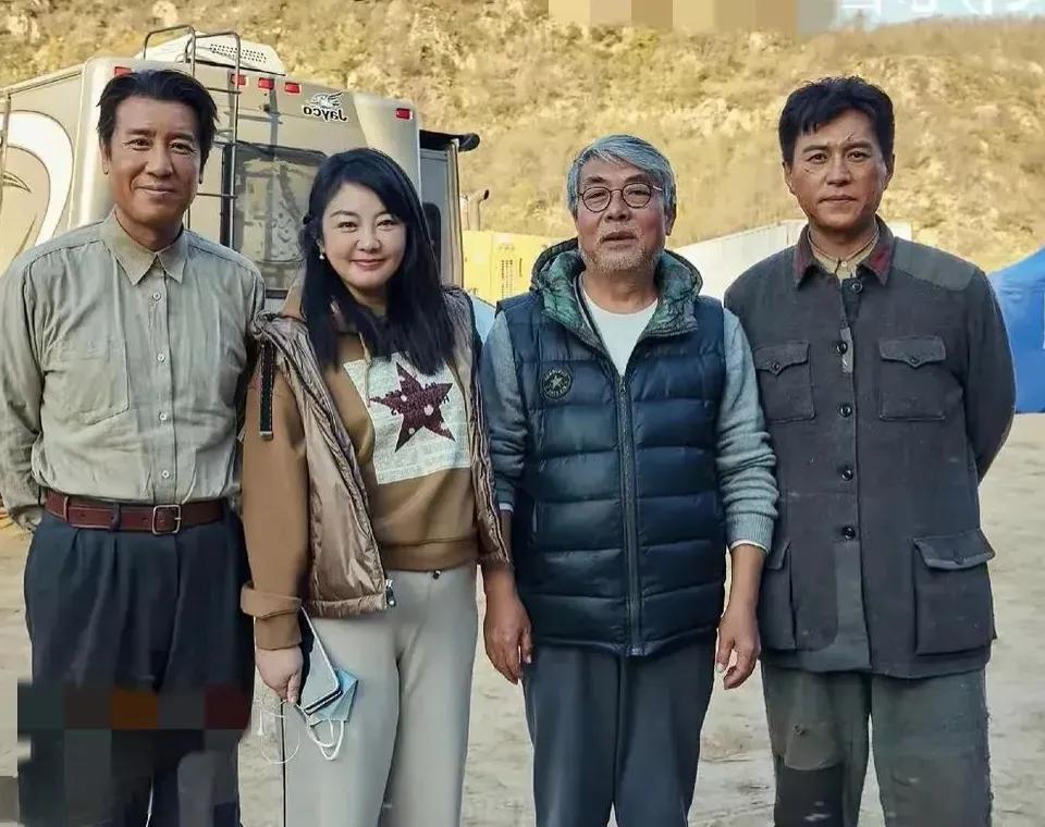 看到照片上靳东、于和伟的服装，就想起他们共同出演的电视剧《西北岁月》，他俩都饰演