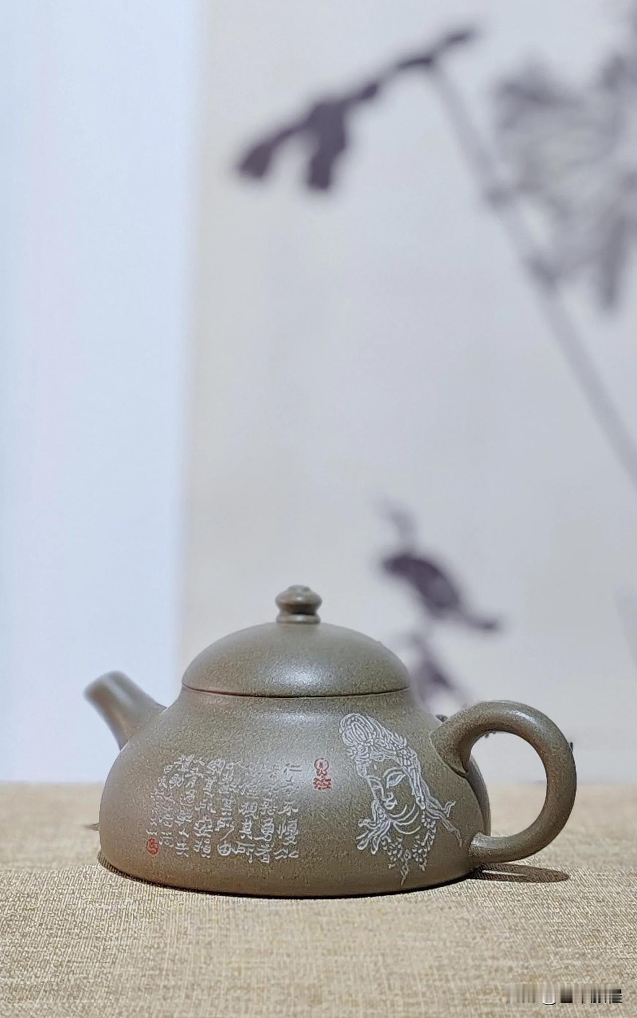 新出窑的三把紫砂壶欣赏。。。紫砂壶之美，一是材质天然的美，二是造型之美，或