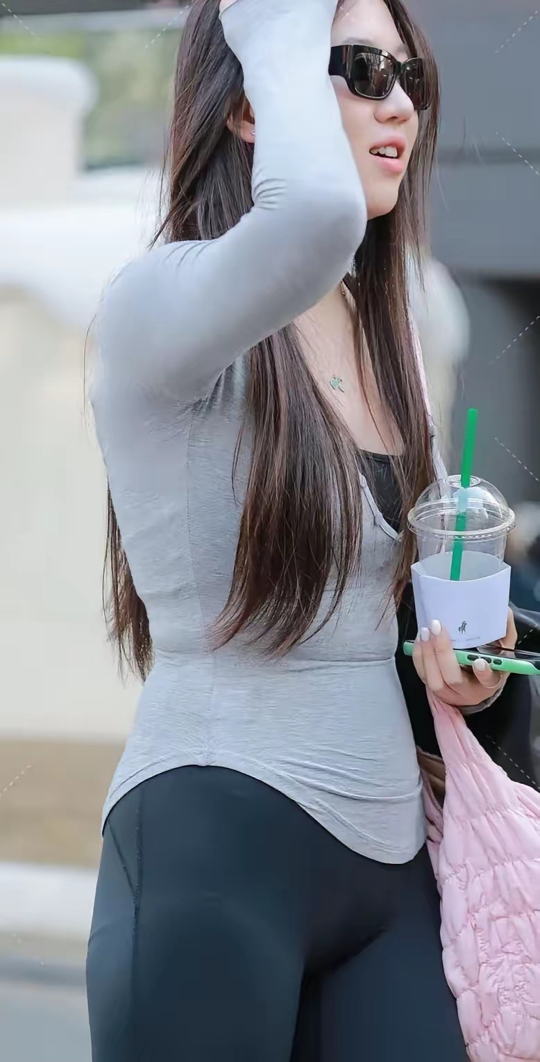 都市时尚女孩，手拿奶茶，阳光明媚的一天