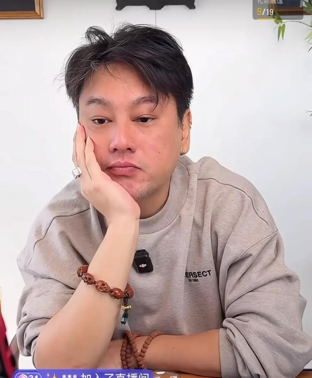 如今全网最尴尬的人应该是朱孝天吧，F4组合出身的他曾经火遍全中国，如今学着人家