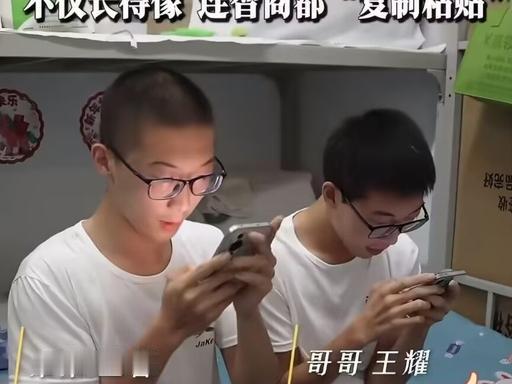 🐰内蒙古一对双胞胎查分，看到分数时，2人都哭了！原来，2人的成绩竟然双双6