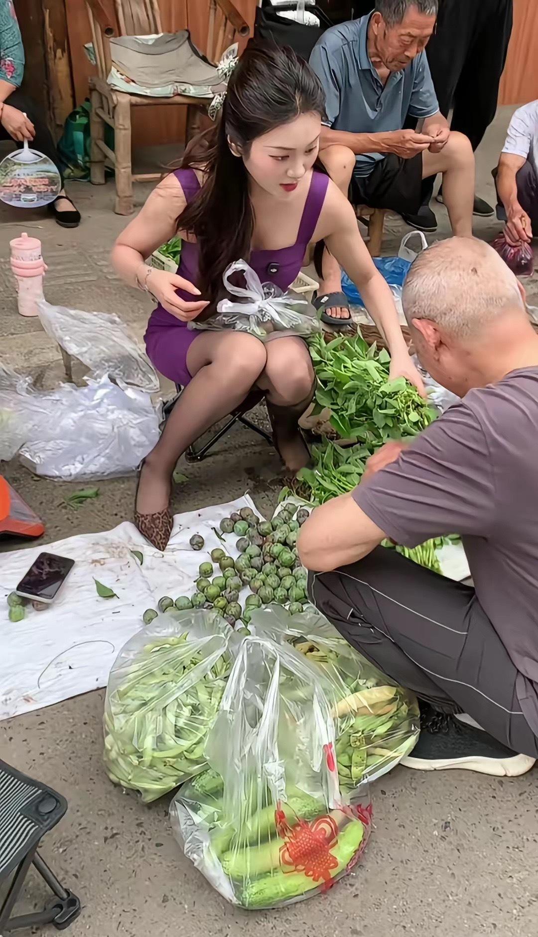 现在各行各业都这么内卷，连卖菜都内卷到这种程度吗？需要穿丝袜，需要化妆吗？以后人