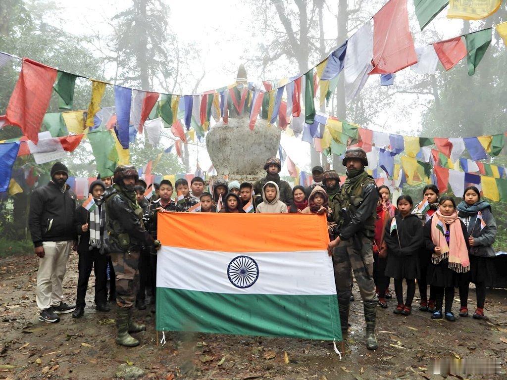 2月11日，藏南地区印度占领军“带领”更仁村当地学生前往中印实控线附近“巡边”。