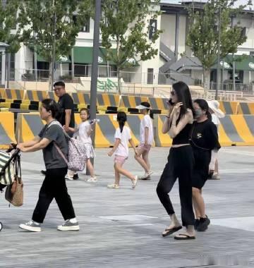何穗走在阿那亚，气质出众肤白貌美大长腿，不愧是超模！