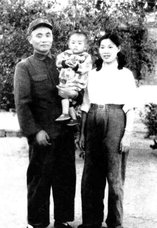 1951年9月，开国中将杜义德被任命为志愿军第三兵团副政委，准备开赴朝鲜，他抱着