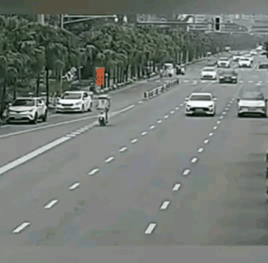 惊呆所有人：女子骑着电动车在马路上疾驰，突然方向一转直接撞到一辆白色汽车上，人也