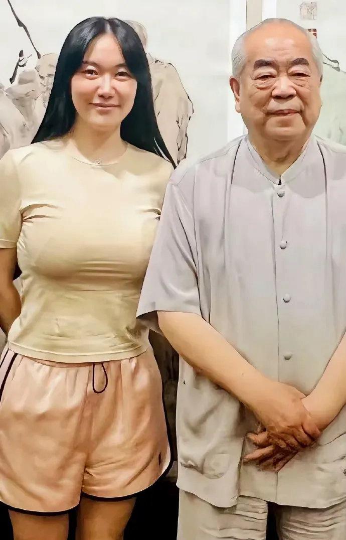 徐萌：真巧，咱们几个聚在一起，都是嫁给了比自己大很多的优秀男士呢。翁帆：是啊