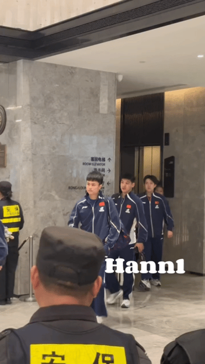 3.7日，王楚钦等国乒男队开始上训，这也是在重庆的首训。国乒中午到达重庆，吃