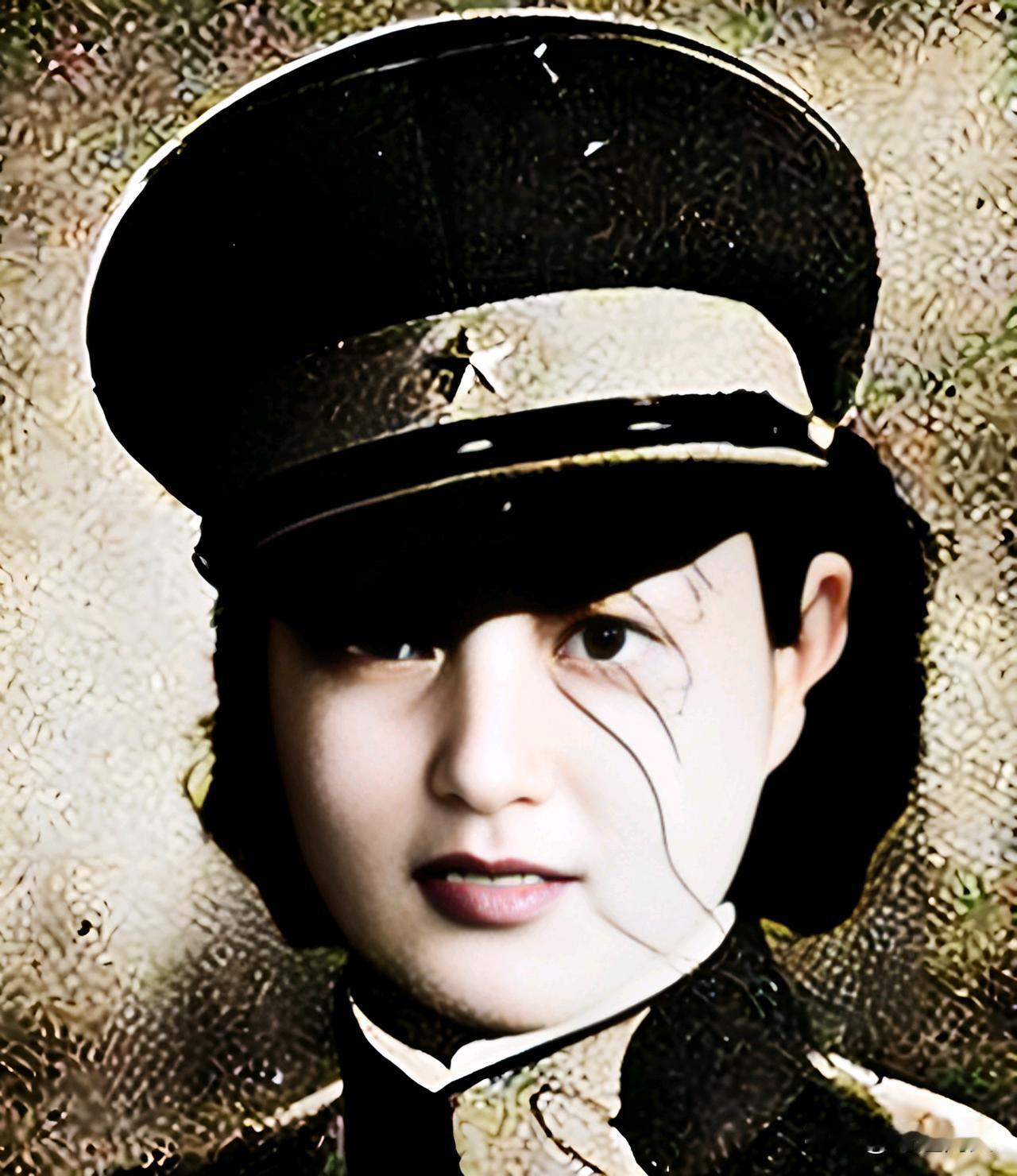 王牌译电员“灵狐”落入魔窟，遭受非人酷刑！她用视力和双腿换回一份绝密情报，晚年隐