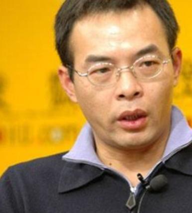 2004年，天上人间幕后老板覃辉驾车出行，途中与一辆载有重要人物的老式轿车发生