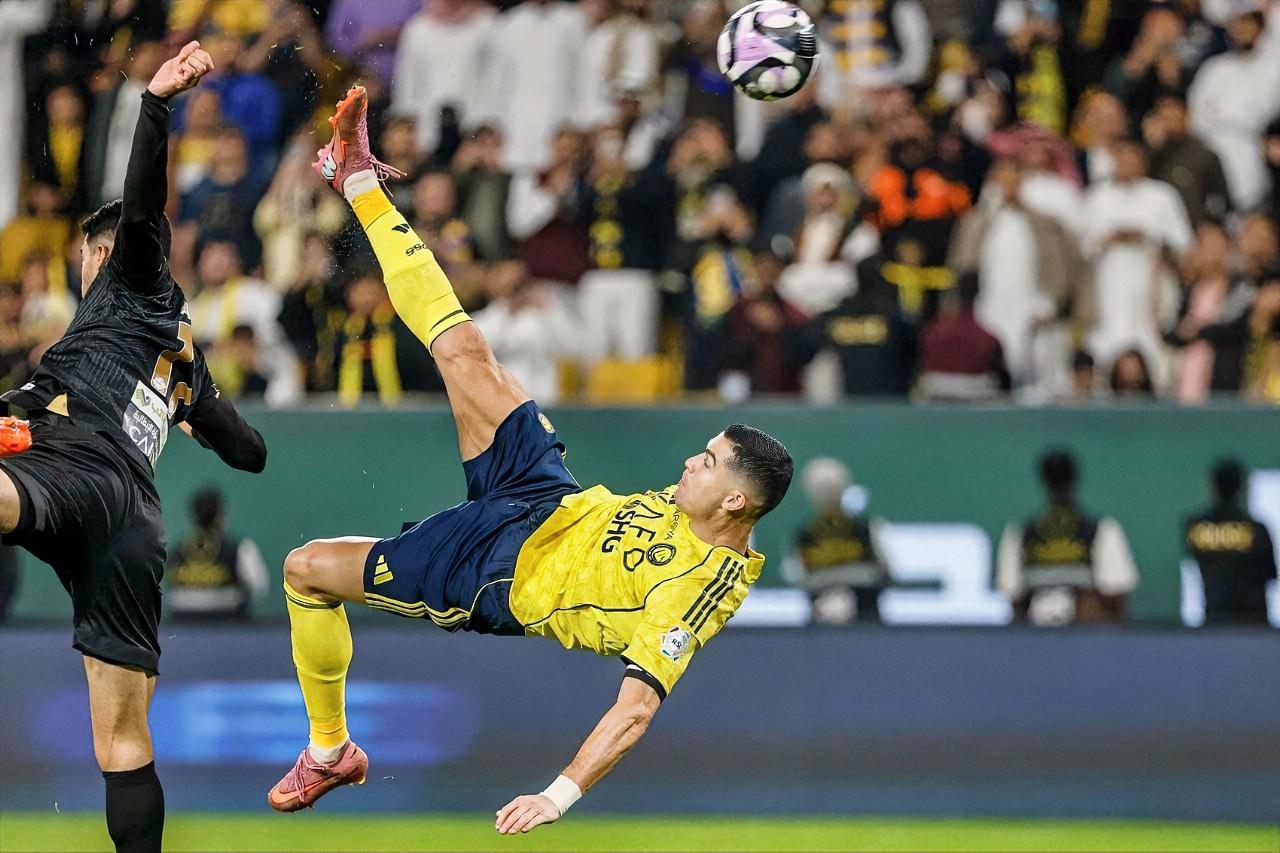 梅西：罗总，你这40岁了，还倒钩进球？？？做的动作还那么舒展？？？C罗：你才是