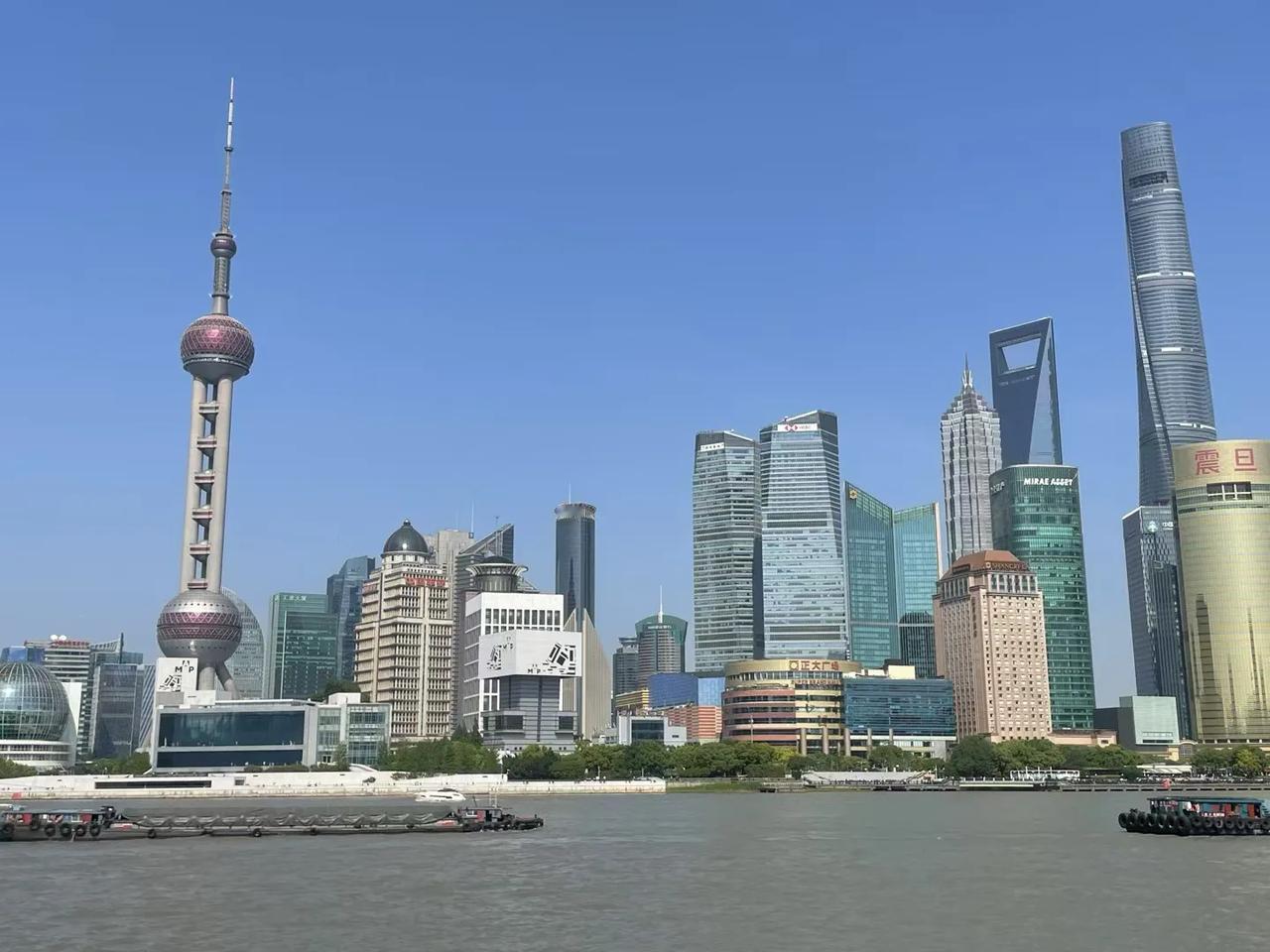 五一假期的上海，宛如一幅繁华绚丽的画卷。外滩，黄浦江畔的璀璨明珠，万国建筑在
