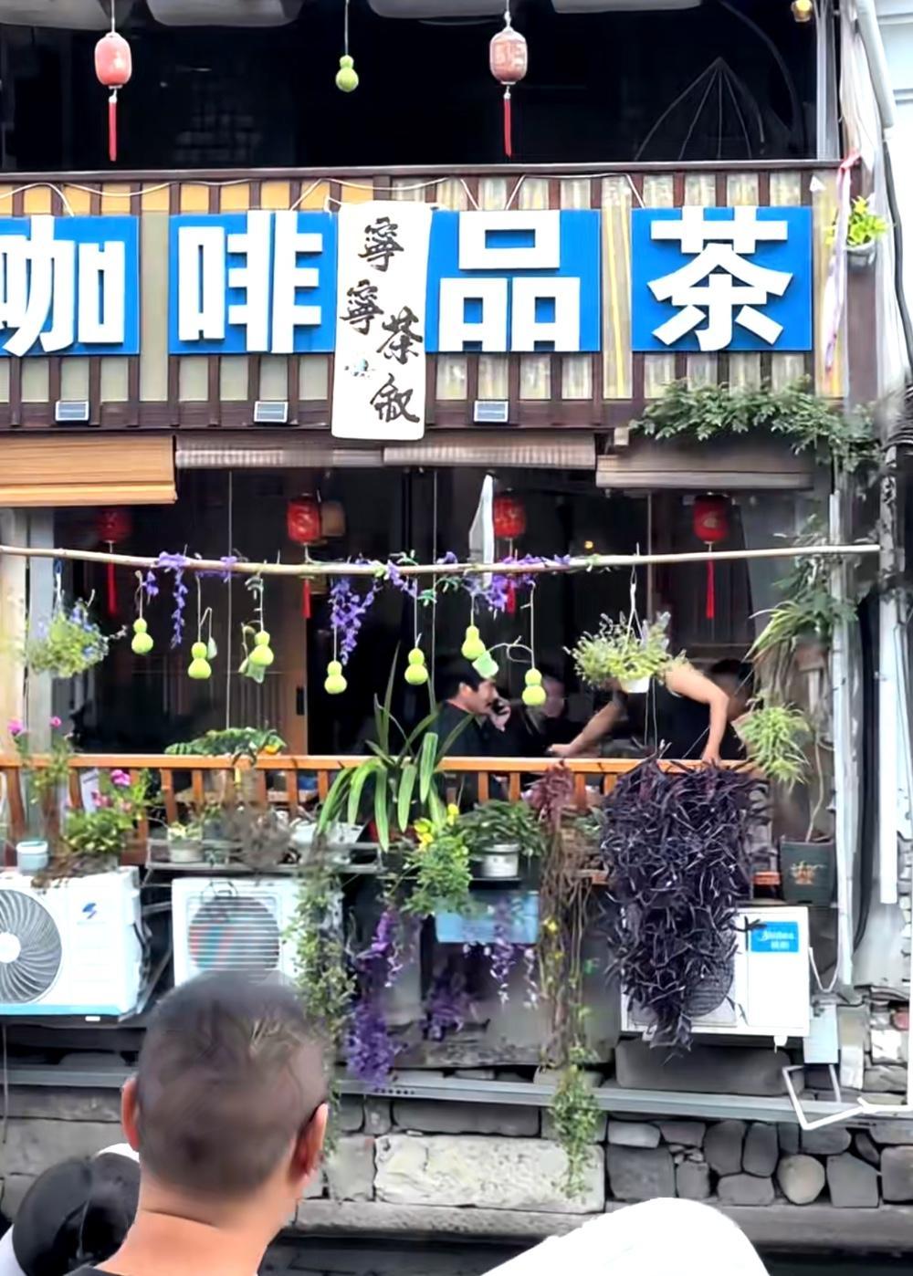 葫芦娃爷爷刚把真葫芦摘下，隔壁咖啡馆立马把假葫芦挂上，这店主可真精明。先是在