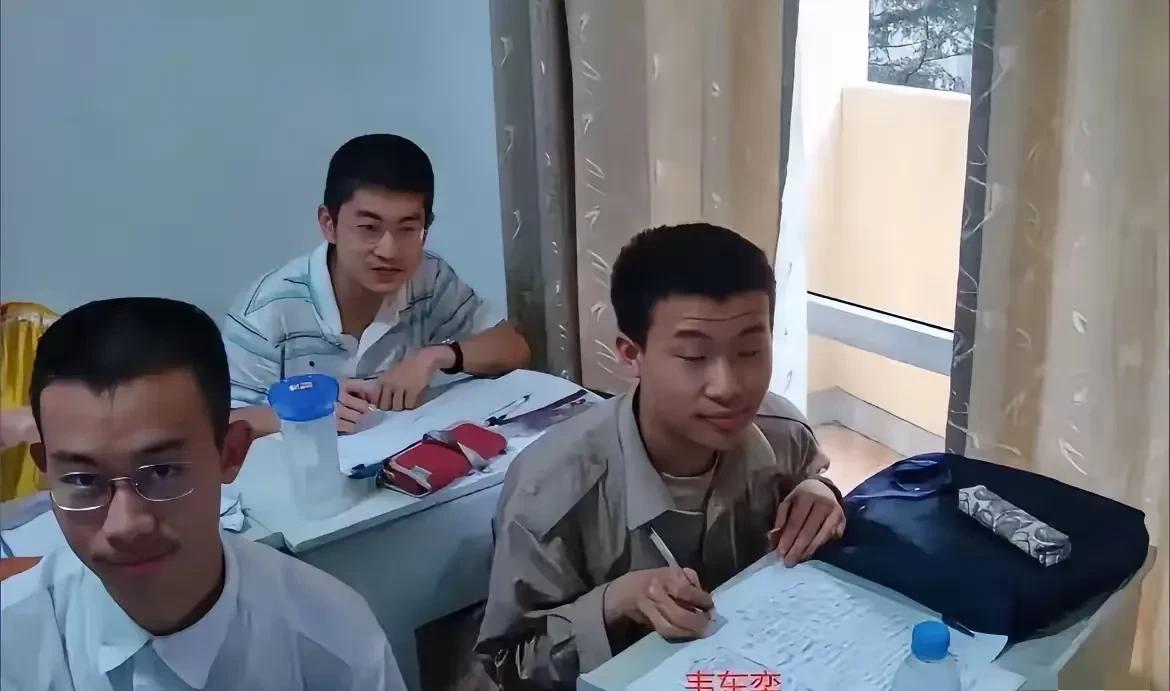 能跟韦神同桌的人，都不是一般人！韦神的高中同桌张瑞祥，因为成绩好，被保送到了北大