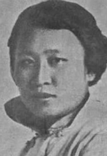 1941年，头号女汉奸陈璧君在饭店吃饭时，突然内急想方便。但她不肯去洗手间，竟