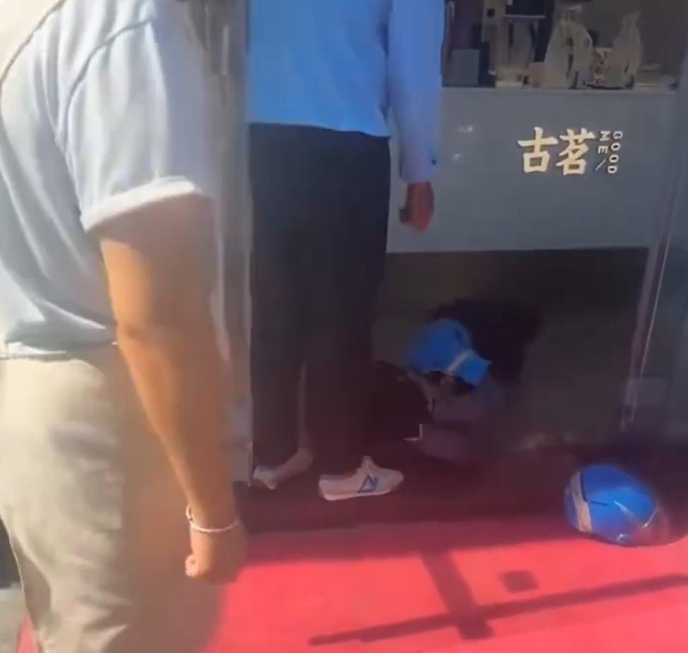 9月28日，浙江省宁波市一家古茗奶茶店里，上午仅有2名员工值班，外卖订单量大，单