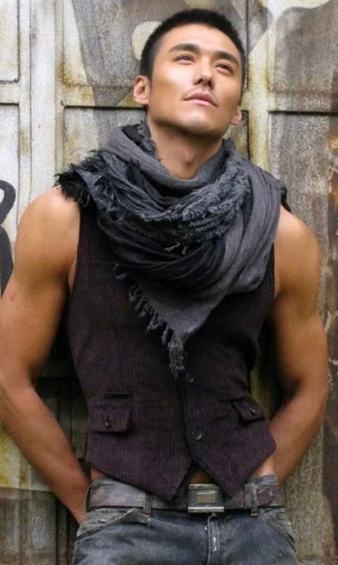 钟汉良让胡兵站c位哈哈哈哈钟汉良胡兵走秀，走着走着节奏突然乱了，原来两人在疯狂