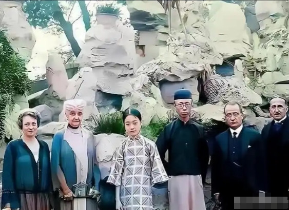 1946年，婉容的身上发出一股股恶臭。让人难以靠近，41岁的他，已经生活不能自理
