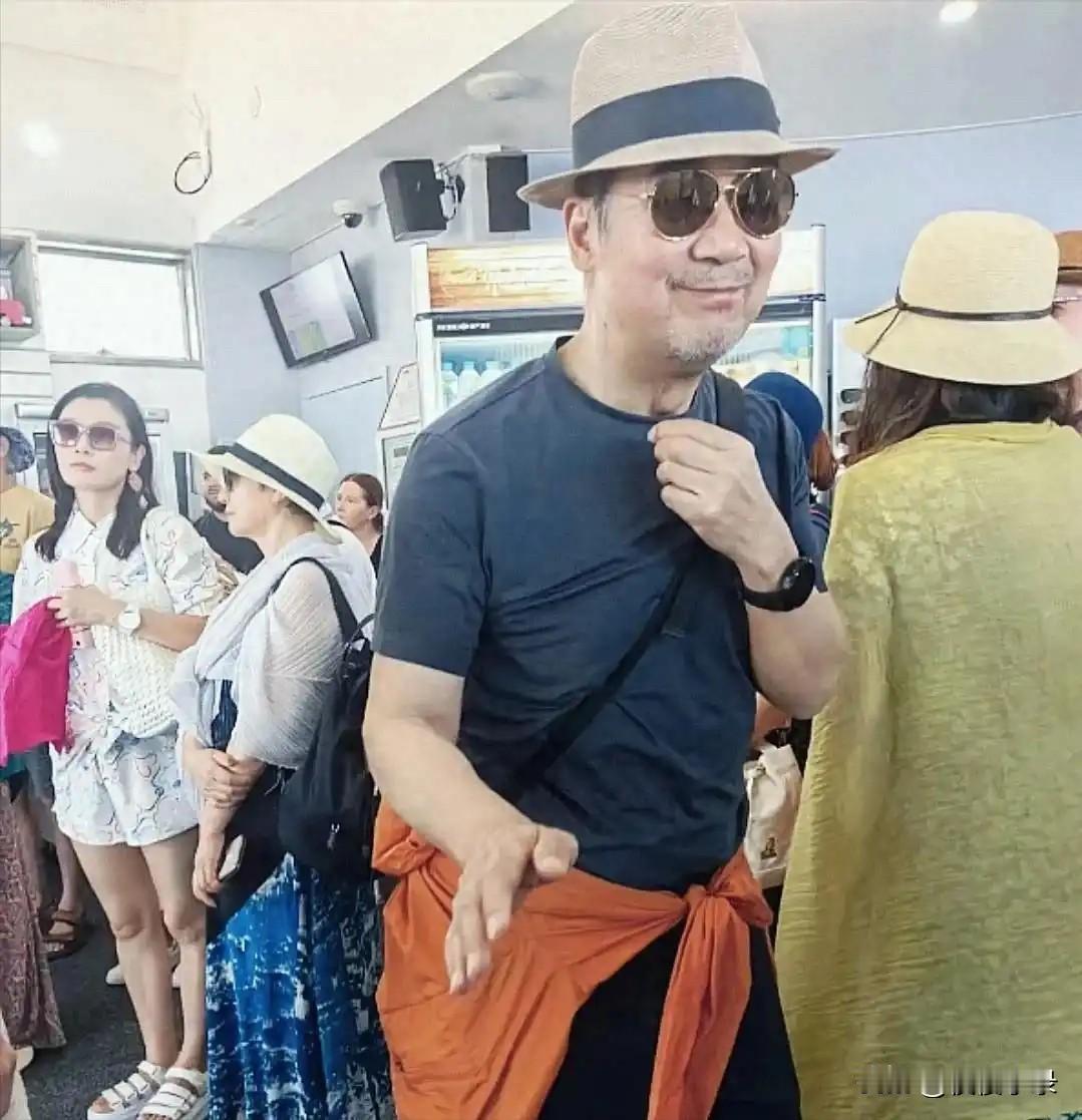 70岁张国立携妻游澳大利亚邓婕穿搭显贵气状态佳。张国立那天打扮得很简单，戴着一