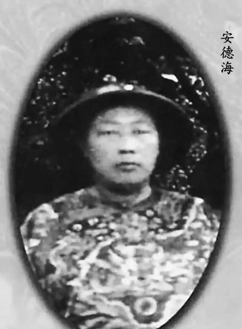 一天，12岁的同治帝，去给母亲慈禧请安。不料，他刚走进门，便被眼前一幕惊