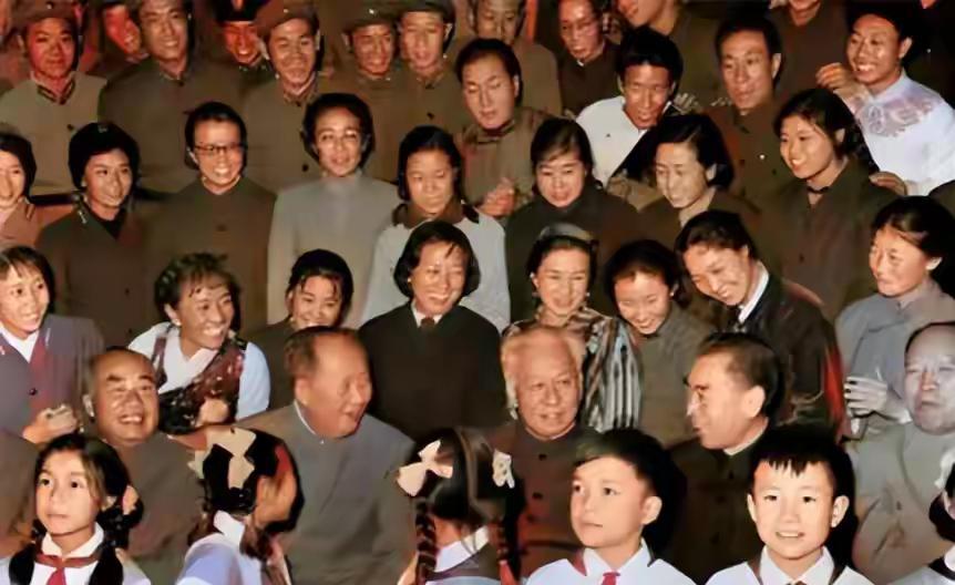 1964年10月2日，大型歌舞(东方红）开始演出前，毛泽东、刘少奇、朱德、周恩来
