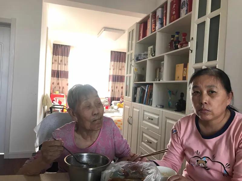 “儿媳，你月薪3万，给我和你爸买套房养老怎么了？”婆婆一句话，儿子当场愣住最