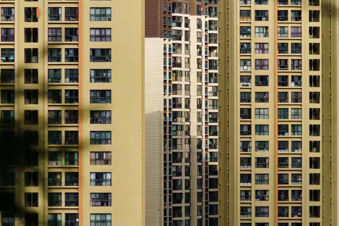 “房贷倒挂”，戳中了无数高位接盘者的痛处。谁不是当初怀着对家的憧憬，掏空六个钱包