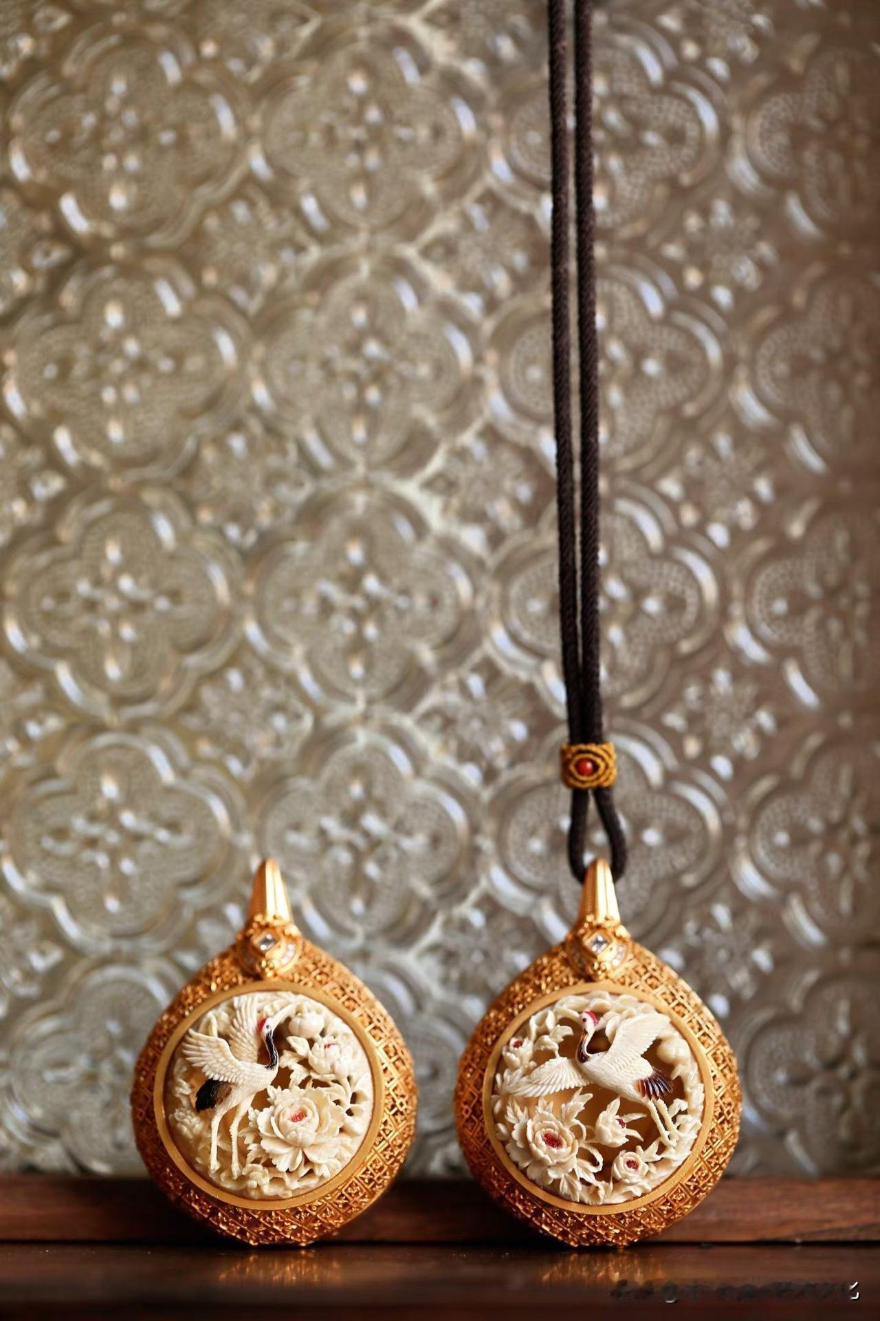 有些小物，精巧的不只是雕工，还有藏在细节里的东方意趣。仙鹤凌云，羽翼舒展，云