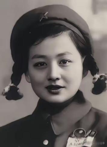 1953年，一位年轻的女志愿军战士在回国途中途经沈阳，趁着换乘的间隙，她走进了一