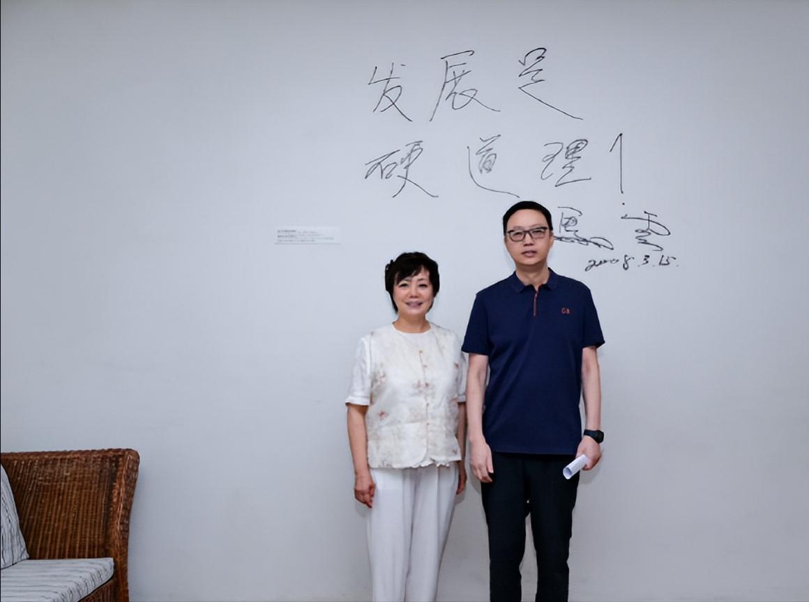 比亚迪李柯拜访阿里吴泳铭，二人合影的背景墙是亮点！近日，比亚迪执行副总裁李柯