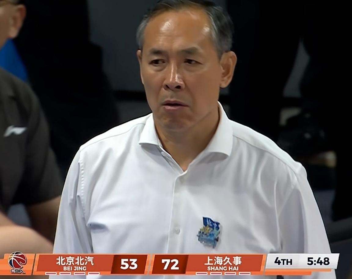 从这两个细节就能看出北京队战术合不合理、球员会不会打球：（1）第一个细节，周琦